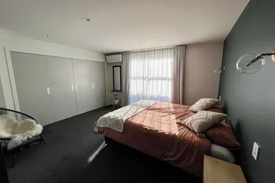 Image de Large 5 bedroom modern home by the beach