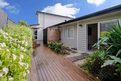 Modern private 2 bedroom home unit in Albany