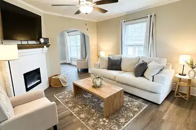 Image de Comfortable and convenient 3 bedroom 2 full bathroom home minutes from downtown!