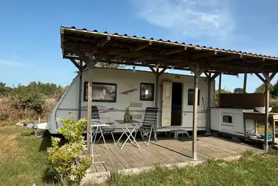 Image de Caravane 'Caravanne 4 Pers Vue Sur L'étang' avec vue sur lac, piscine partagée et terrasse privée