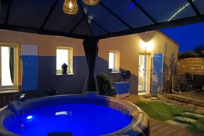 Image de Maison 'Le Petit Marais' avec jardin privé, jacuzzi et climatisation