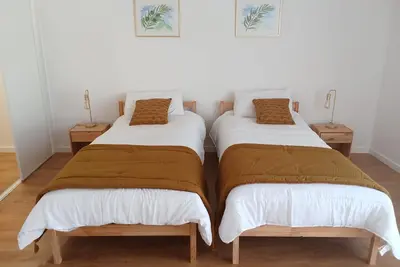 Image de Chambre 'Quarto 1 Piso Superior - Quinta Df' avec vue montagne, Wi-Fi et climatisation