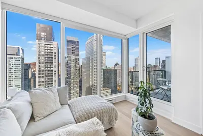 Image de Stunning city views luxurious condo in Montreal w/balcony & office space