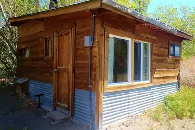 Image de Cozy Rose Cabin in charming Surprise Valley with WiFi access