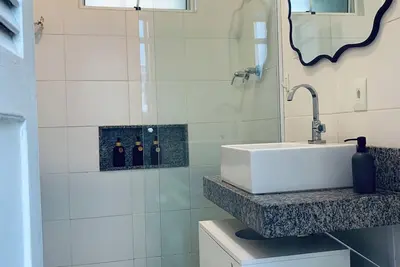 Image de Espaçoso apartamento de 1 quarto em rua tranquila e arborizada a 5 min da praia!