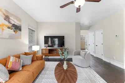 Image de Modern Elegance on Silver fox path #41856