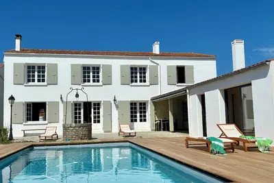 Image de En coeur de ville et 5 minutes des plages, Maison Charentaise, piscine, verger,
