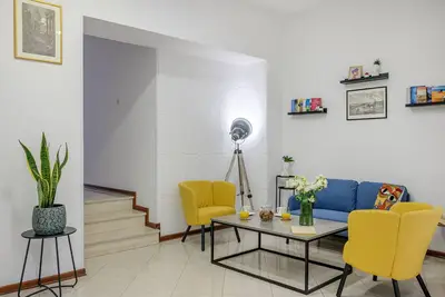 Image de Yellow house with private parking