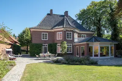 Image de Former Oevelgönne manor house with an enchantingly beautiful garden for families and groups.