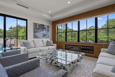 Image de New Listing! Stunning Architectural 3bd--Central Air, Private Pool & Yard, 10-Min Walk to Commercial