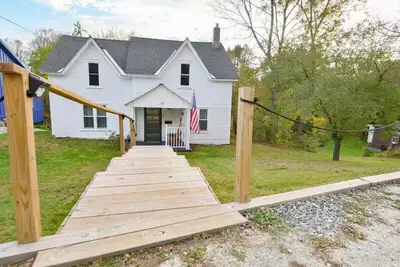 Image de Cute, Renovated Historic Home on River, Walk to Downtown