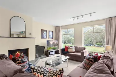 Image de Village Green Townhouse 2 bedrooms and loft with spectacular views, garage parking and a wood fire.