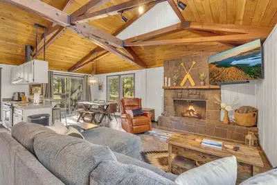 Image de Private hot tub, dog friendly, updated home with new furniture and decor