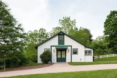 Image de Charming Getaway Steps to Swimming Pool, Hot Tub and more!