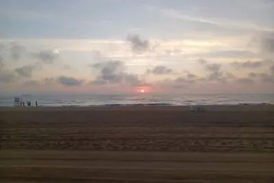 Image de Off the Hook! Stylish 2bd/2ba Condo, 1. 5 Block to Beach, Walk to Everything,