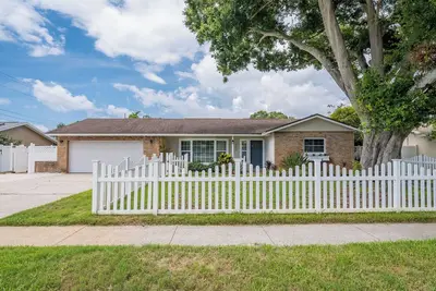 Image de 3 bedroom home with backyard oasis minutes to beaches and shopping.