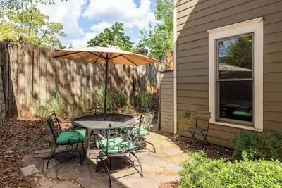 Image de Warm and Inviting Home Grant Park Local