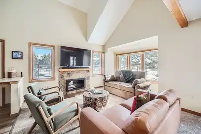 Image de Wonderful Condo, Minutes drive to Arrowhead Resort, Fireplace