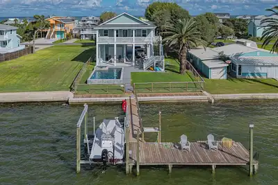 Image de Charming 3-bedroom house in Rockport with WiFi, Ac, O/Dr Elevator, & Boat Lift!