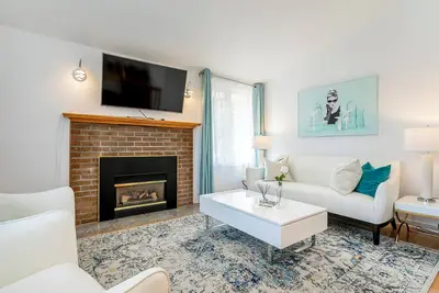 Image de Cozy riverfront home with pool, close to everything 25min to Montreal Dt