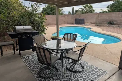 Ahwatukee Home-Mountain Views, Large Pool, Hiking, Peaceful, Clean & Comfortable