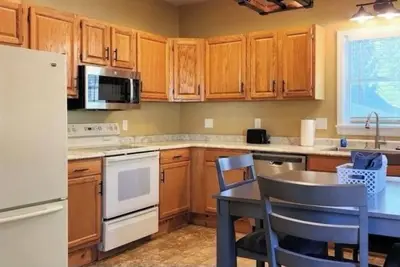 Image de The Fairfax Farmhouse is a charming 3-bedroom house located in Bloomington.