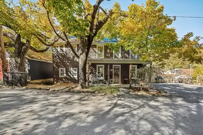 Image de Historic William Smith House - Pets | Grill | Creekside | Wifi | Deck | Fire Pit