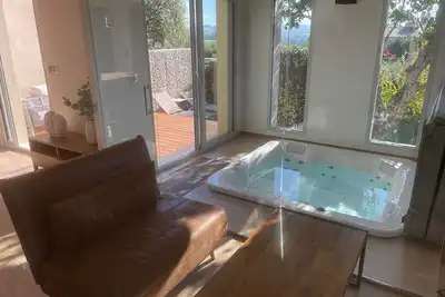 Image de maison avec jacuzzi intérieur.