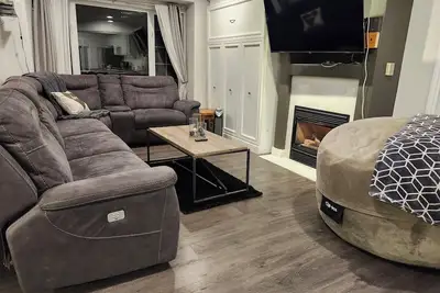 Image de Country Charm- 3 Bedroom Main Floor with Hot Tub that Sleeps 9