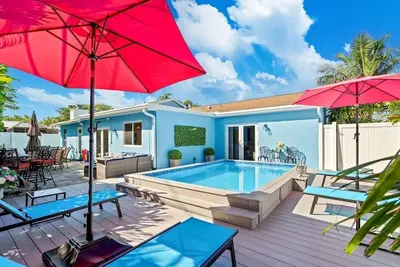 Image de Stylish Tropical Heated Pool Home, Large Deck, Pool Table, Pac-Man, Games