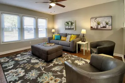 Image de \"Broken Arrow 3-Bedroom Retreat – Cozy, Family-Friendly with WiFi & Ac! \"