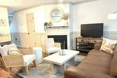 Image de Newly Remodeled chic 2-bedroom townhome in beautiful Port Royal w. private patio