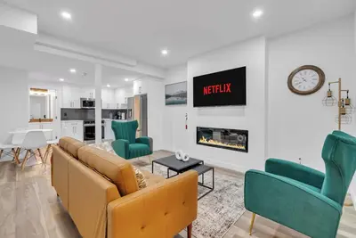 Image de Welcome to our Cozy and luxurious two(2) bedroom basement suite\n\n