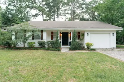 Image de Adorable & Quiet -Under 15 min to Downtown & Beach