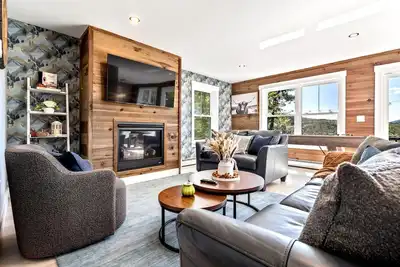 Image de Lakeview & Ski -HotTub! FirePit! Theatre! & CloseToSki! Dog Friendly! Sleeps 12