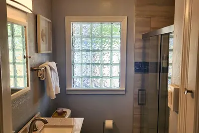 Image de Charming 2 Bedroom Home Near Hospitals Downtown