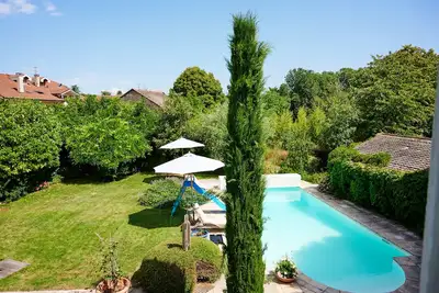 Image de Maison unique à Veigy avec piscine, studio photo à 2min de Genève