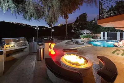 Charming 3-bedroom Mansion with 50 People Event Space.