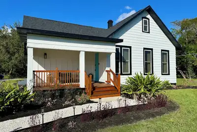 Image de Charming 3br Farmhouse with Firepit • Hammock • Porch Retreat!