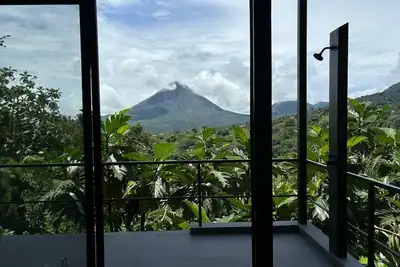 Image de Lodge With Volcano and Lake Arenal Magnificent Views in the Tropical Forest.