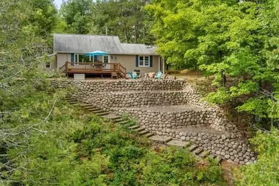 Image de Chute Pond Chalet: Charming 4-Bed Lakefront Cottage on Chute Pond
