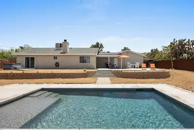 Image de 🌟🌵 Bonanza in the Desert - Pool & Grill 🌵🌟