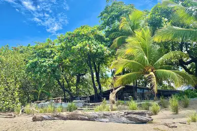 Image de Amazing beach front House - fairytale beach view, ocean view, steps to water,