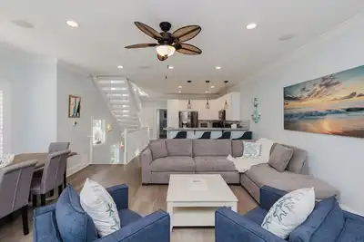 Image de 4bd Coastal Oasis w Hot Tub!