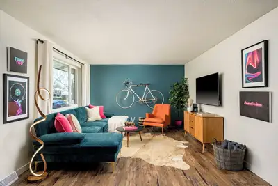 Image de ~Huge Hot Tub~Theater/Game Room~Family Friendly~Private Backyard Oasis~Fire Pit~