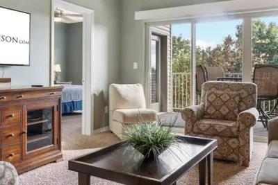 Image de Wooded View 2-Bedroom Condo with Deck, Free Tickets & Close to State Park Marina