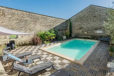Image de Maison de campagne + piscine et vue chateau