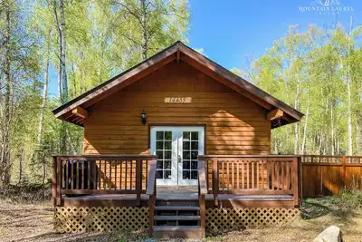 Image de Talkeetna Wolf Den Cabin - Cozy cabin living!