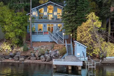 Image de Luxury Lakefront 5 Br Home Hot Tub Arcade