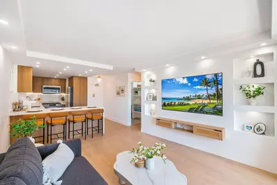 Image de 2 Bdrm w/ 4 Beds + 2 Bath + Parking + Partial Ocean View, 2 mins walk to Beach